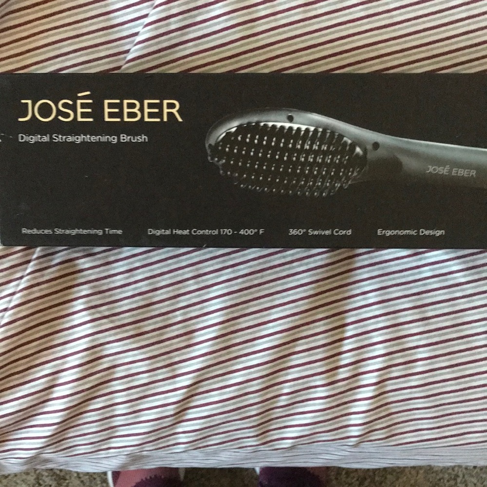 Digital straightening brush( new in box)